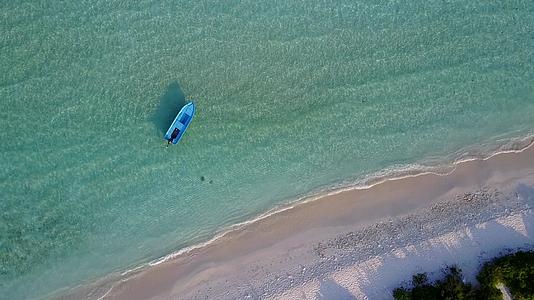 热带海湾沿海航行的夏季潮流由环礁附近的白色沙底背景组成视频的预览图