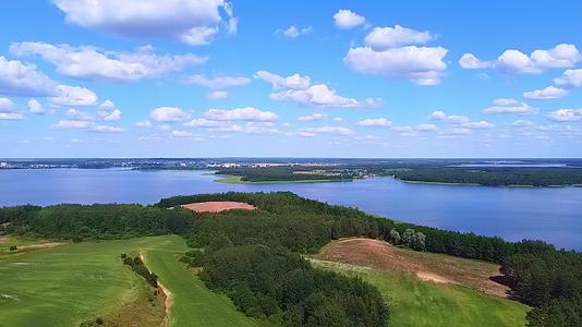 从高处到蓝天和大湖的美丽景色视频的预览图