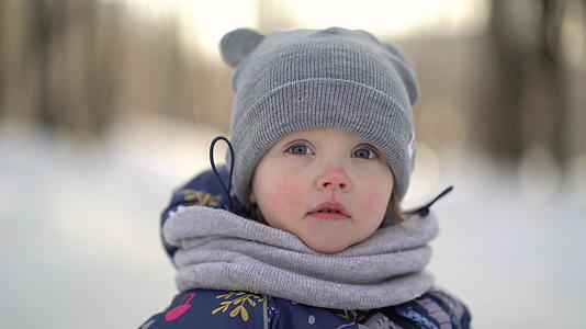 冬天公园里可爱的小女孩肖像视频的预览图