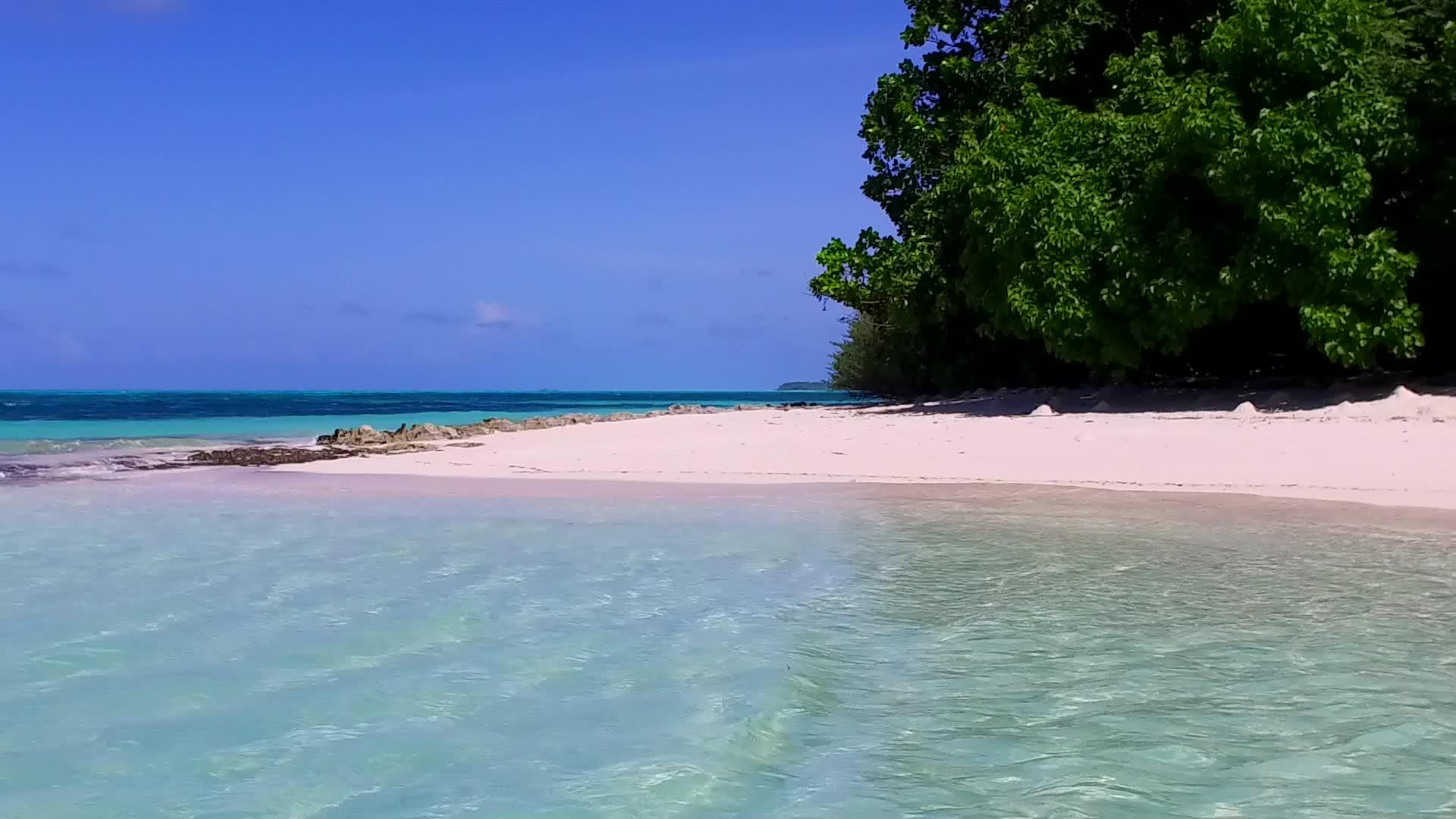 浅海和沙洲附近的白沙背景美丽的海岸线温暖的海滩航行视频的预览图
