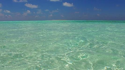 沙洲附近有明亮的蓝海热带旅游海滩夏季景观视频的预览图