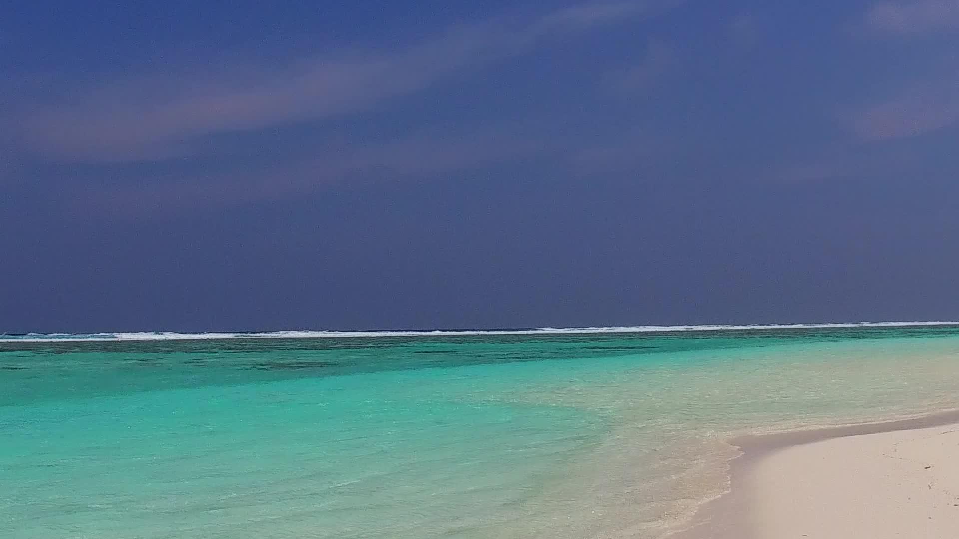 蓝海和日出后干净的海滩背景在风雨中浪漫的海岸海滩时间视频的预览图