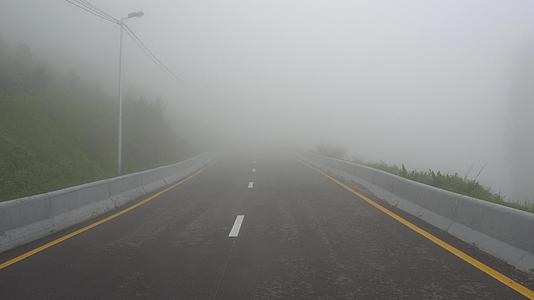 雾中的山路视频的预览图