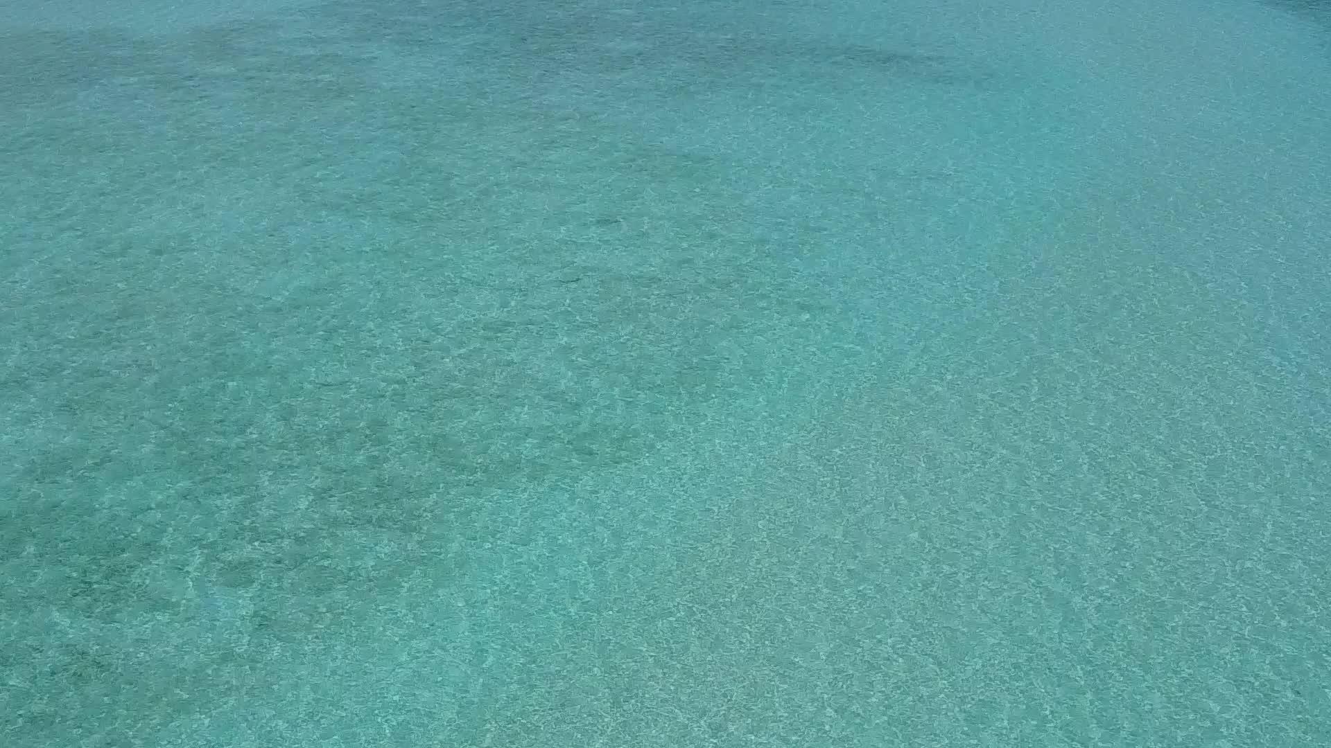 热带岛屿海滩时间的晴天蓝水和度假村附近的干净海滩视频的预览图