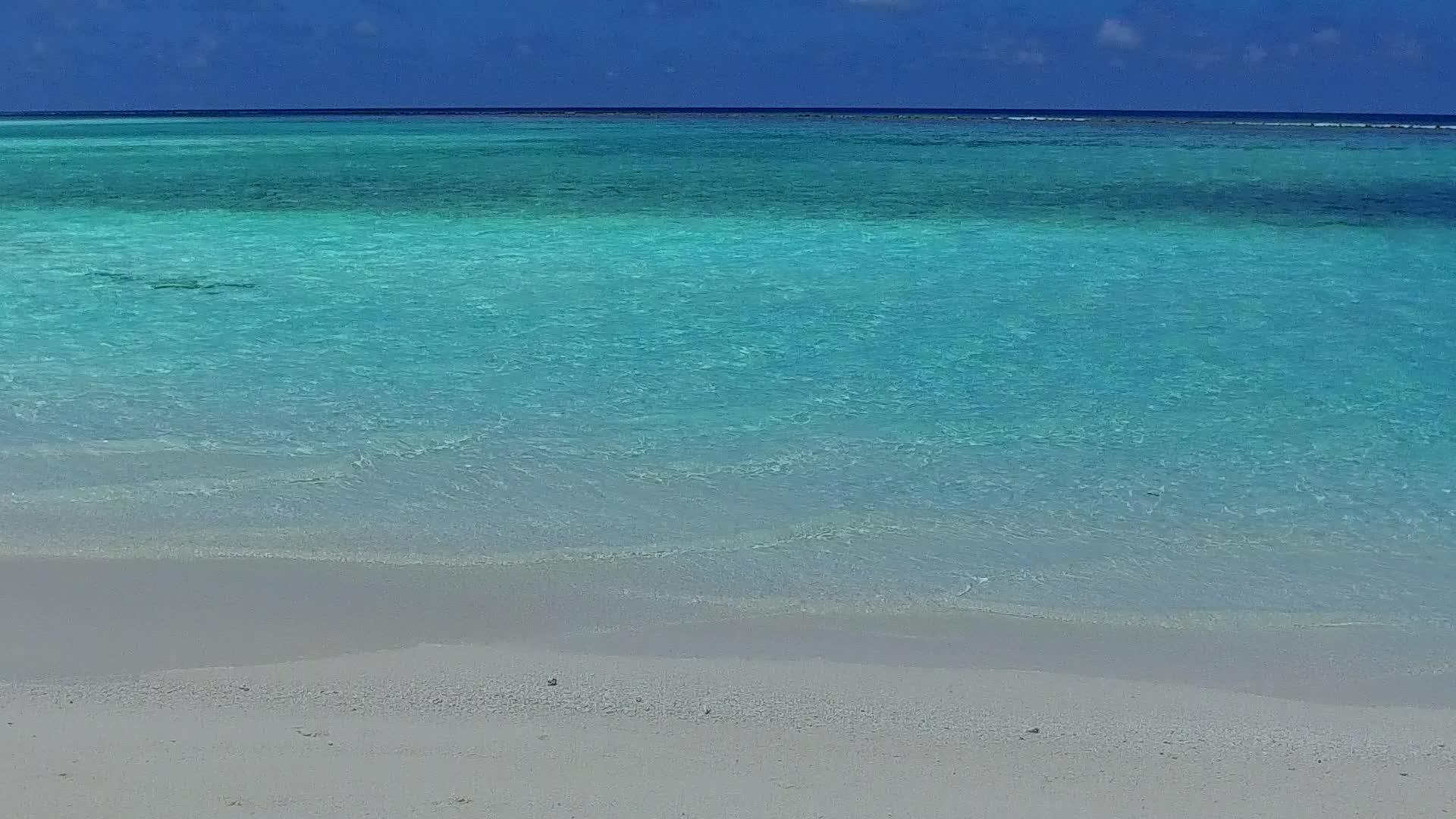 在绿松石海洋中复制豪华海景海滩冒险在珊瑚礁附近的白沙背景下视频的预览图