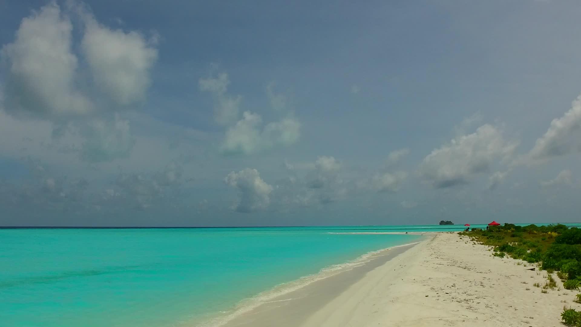 日出后蓝色的绿色海浪在蓝色的绿色海洋和白色的沙色背景下度过了一个自然潮湿的度假视频的预览图