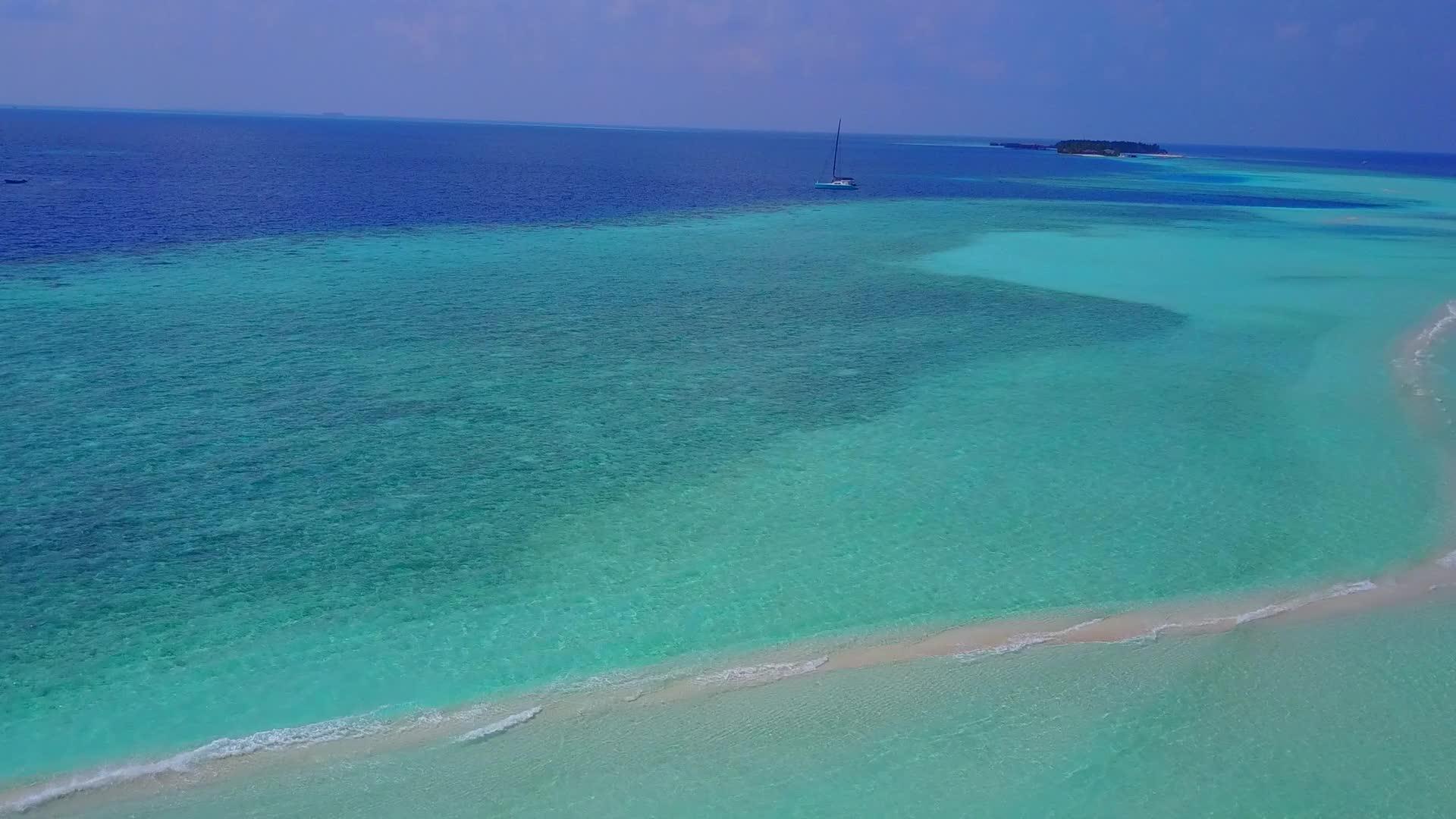 蓝绿的环礁湖海滩旅游的白沙背景完美的环礁湖海滩旅游视频的预览图