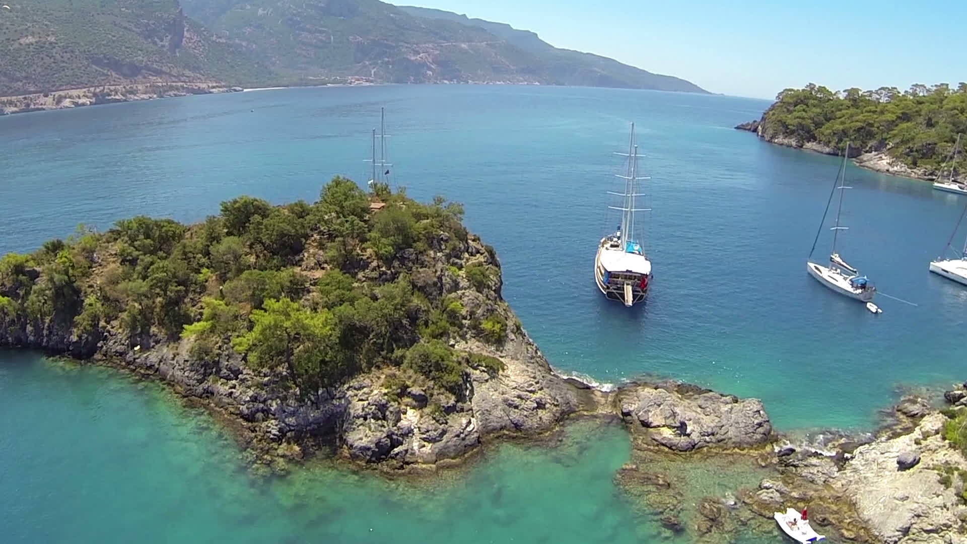 在蓝色泻湖上飞越游轮Oludeniz费特希耶海滩视频的预览图