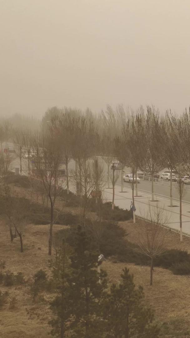 拍摄新疆和内蒙古沙尘暴暴扬的沙尘暴视频的预览图