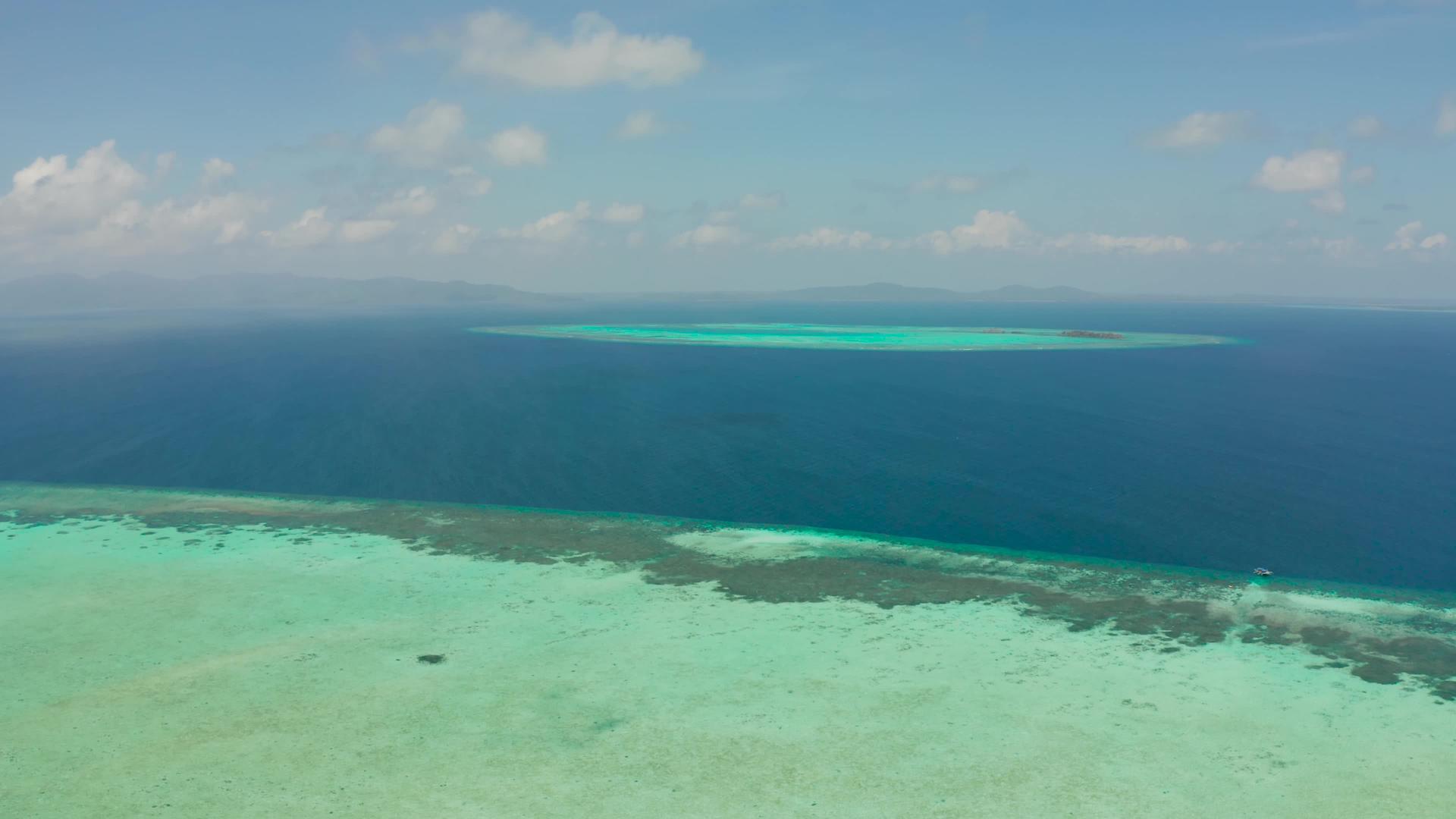 蓝色海洋中有珊瑚礁和环礁巴拉巴克巴勒万菲利平斯的海景视频的预览图