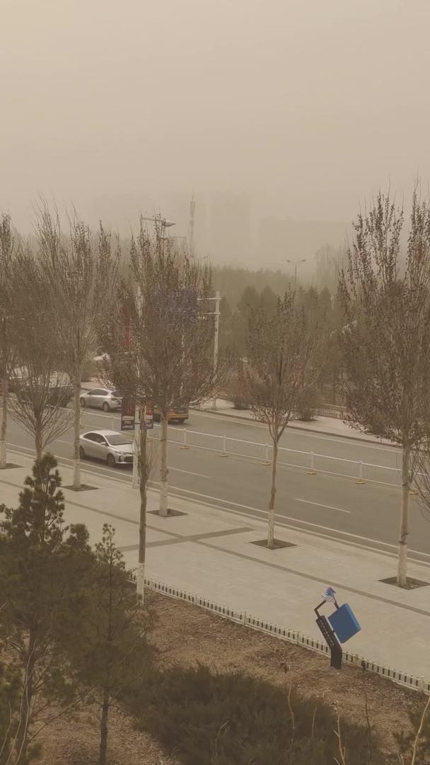 拍摄新疆和内蒙古沙尘暴暴扬的沙尘暴视频的预览图