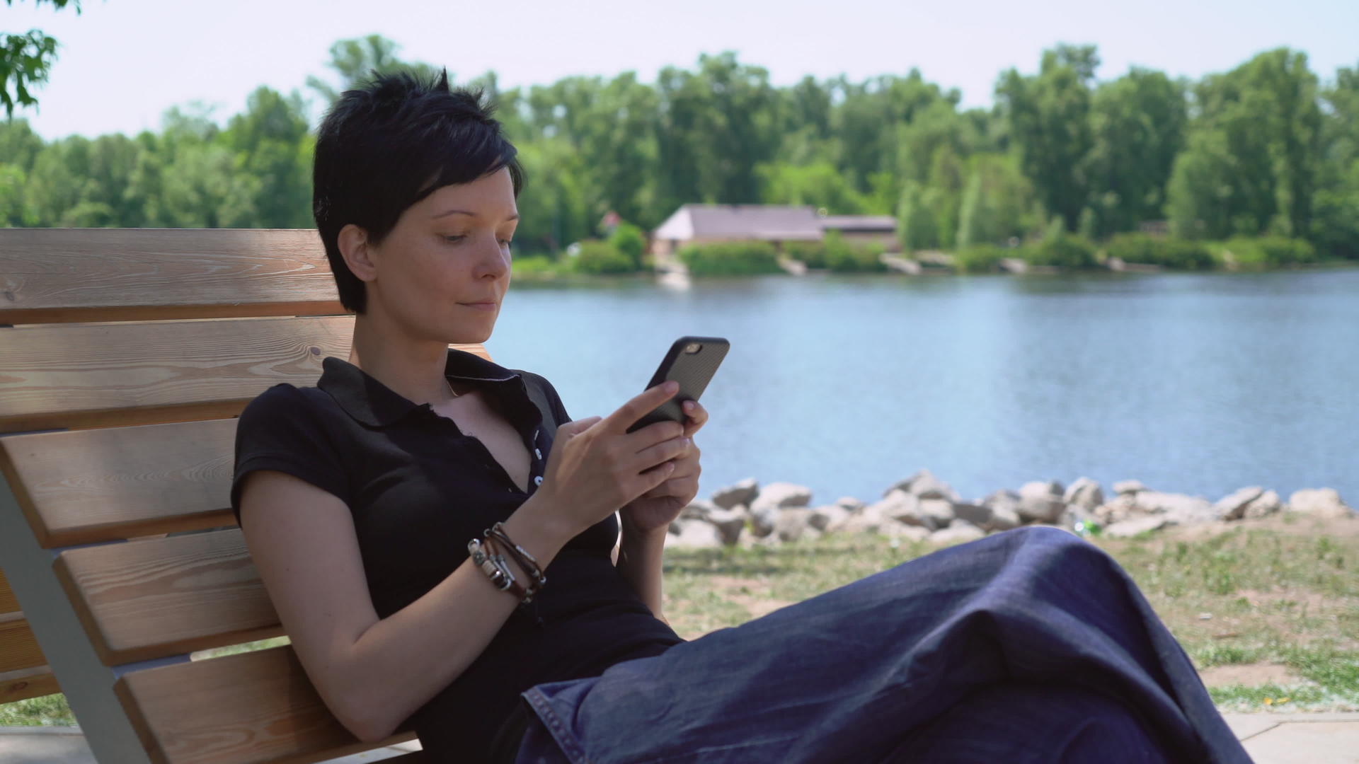 坐在河边聊天的女孩视频的预览图