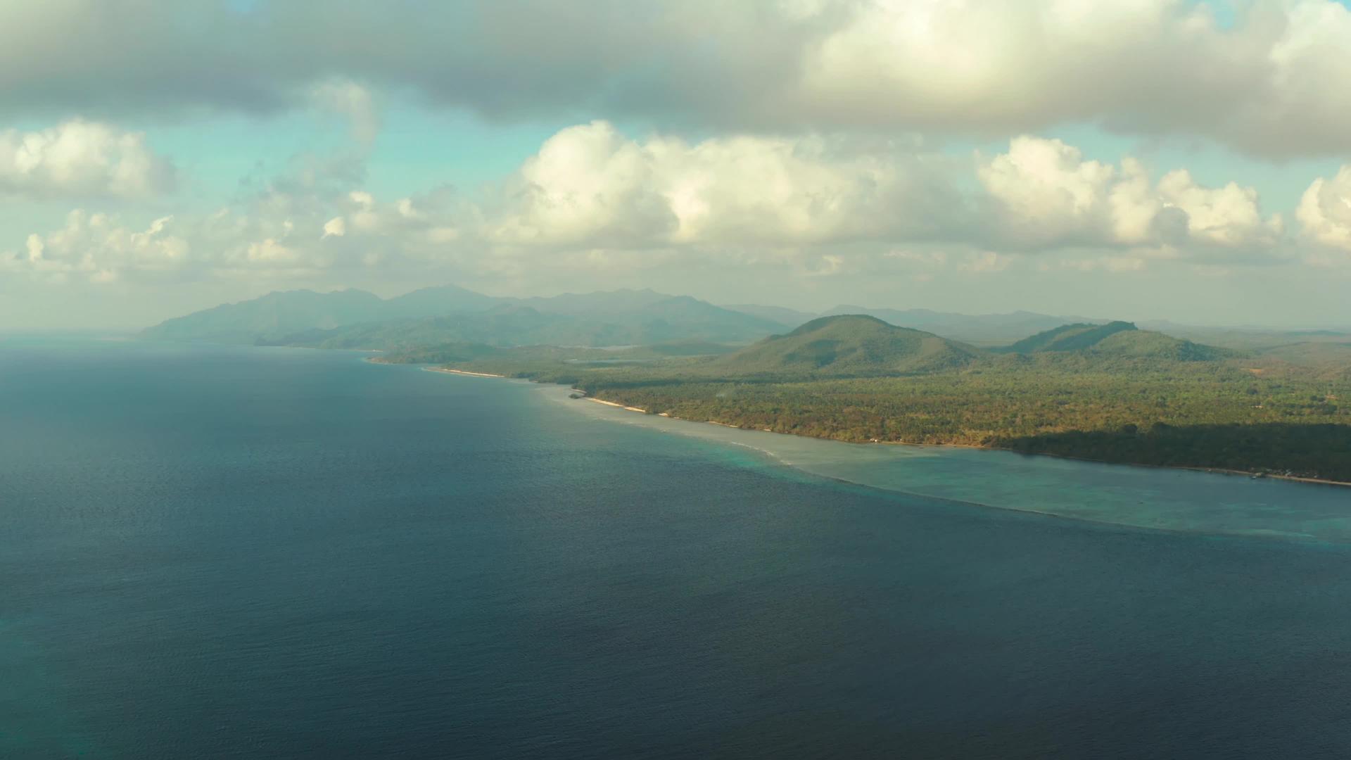 海滩上的热带岛屿在蓝色的海洋巴拉巴克巴拉望岛菲律宾视频的预览图