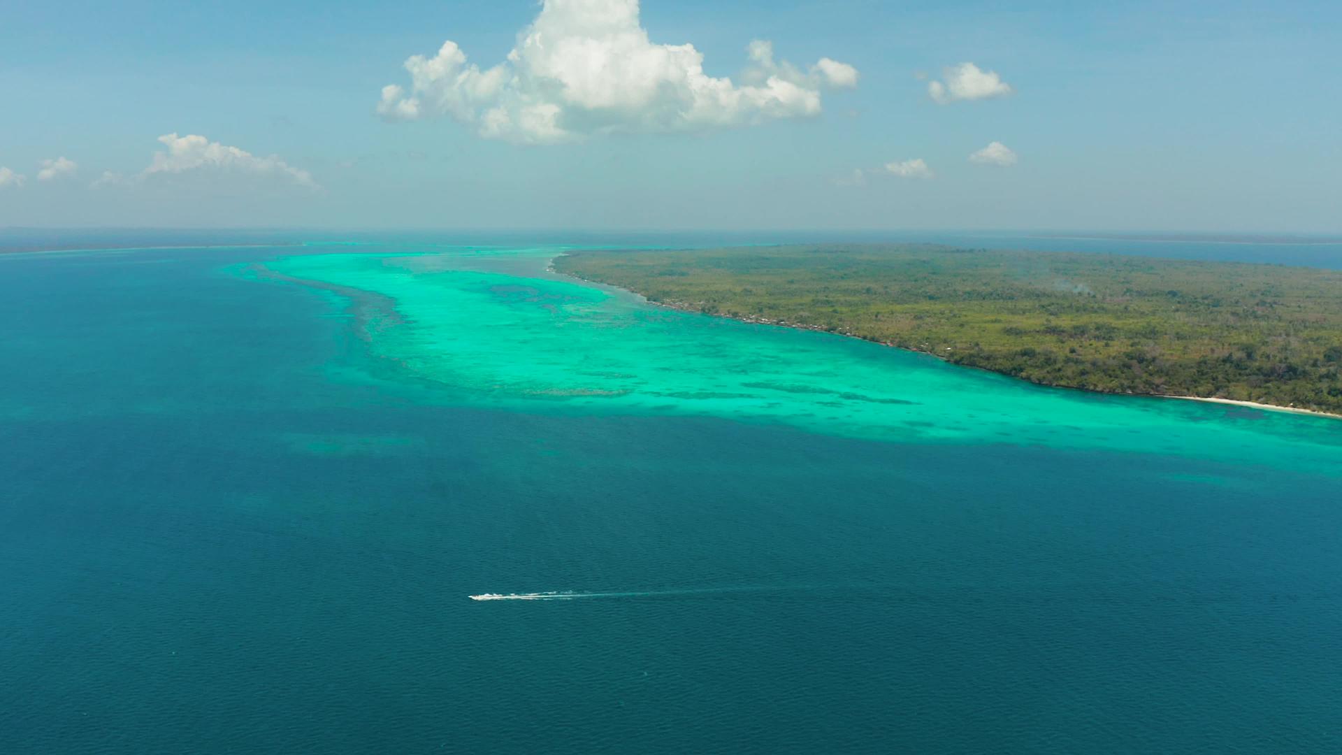 海滩上的热带岛屿在蓝色的海洋巴拉巴克巴拉望岛菲律宾视频的预览图