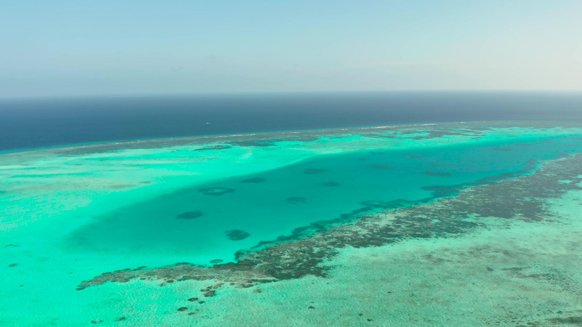 蓝色海洋中有珊瑚礁和环礁巴拉巴克巴勒万菲利平斯的海景视频的预览图