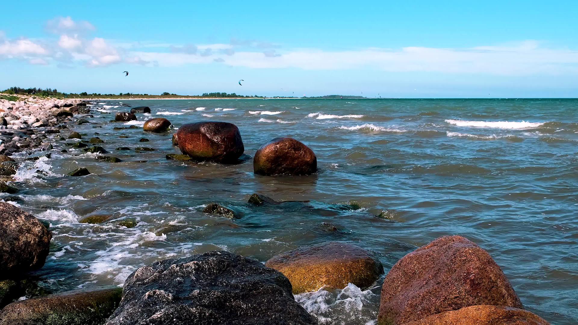 黄海的岩石海岸和波浪击中了德国费曼岛的石头岛屿视频的预览图