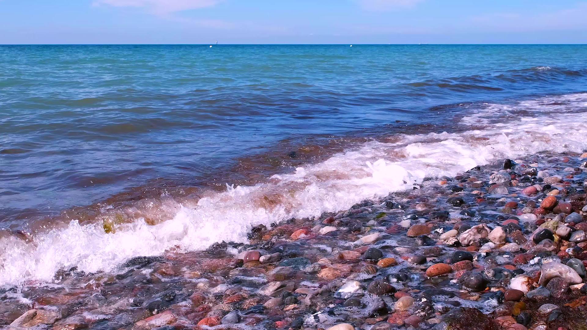 黄海的岩石海岸和波浪击中了德国费曼岛的石头岛屿视频的预览图