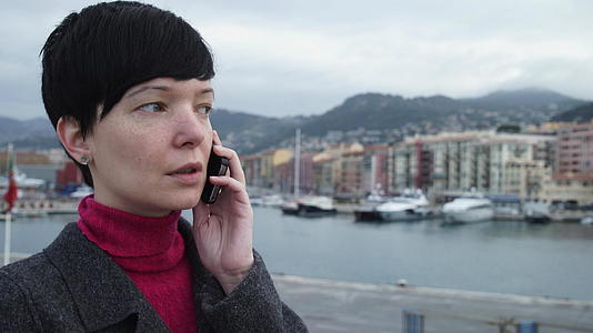 城市里有女人用智能手机说话视频的预览图