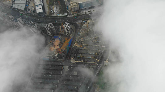 贵州铜仁航拍穿云城市建设视频视频的预览图