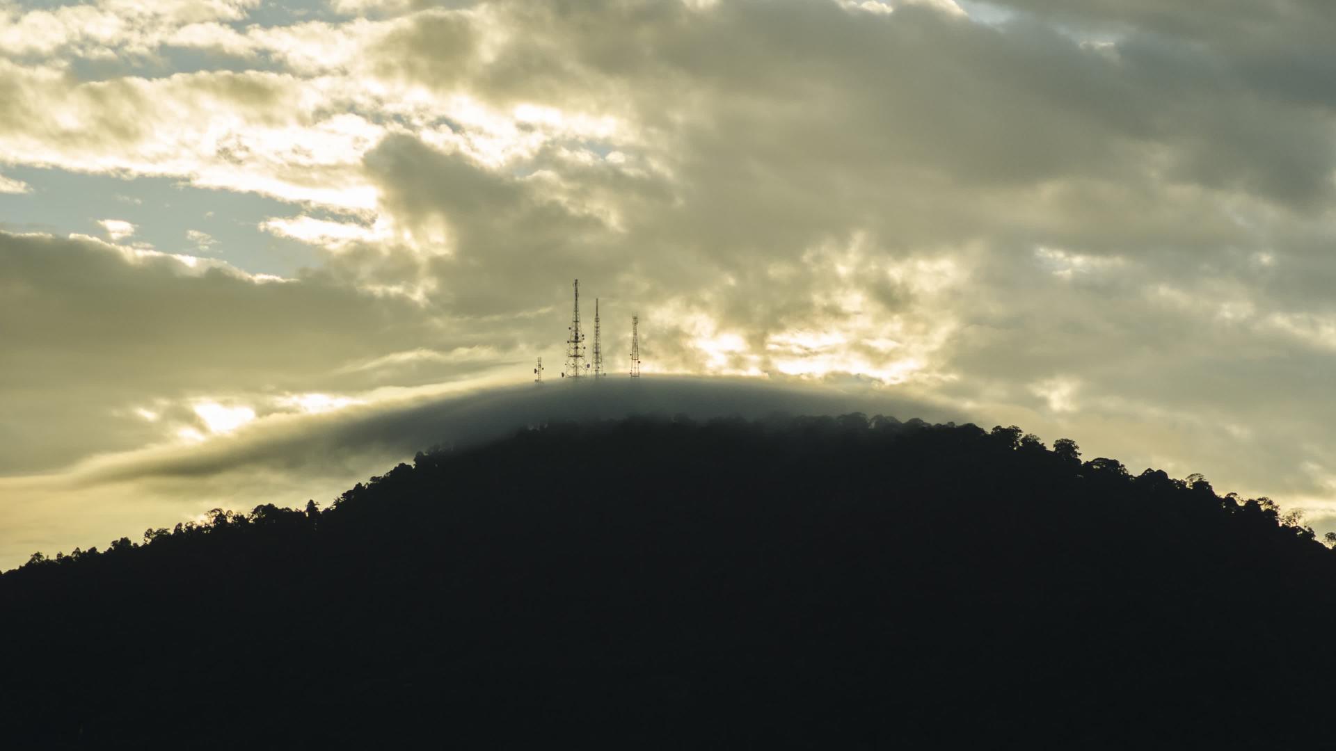 通信塔充满了移动云雾视频的预览图