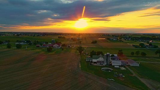 在宾夕法尼亚州Amish日落时空在农地上空视频的预览图