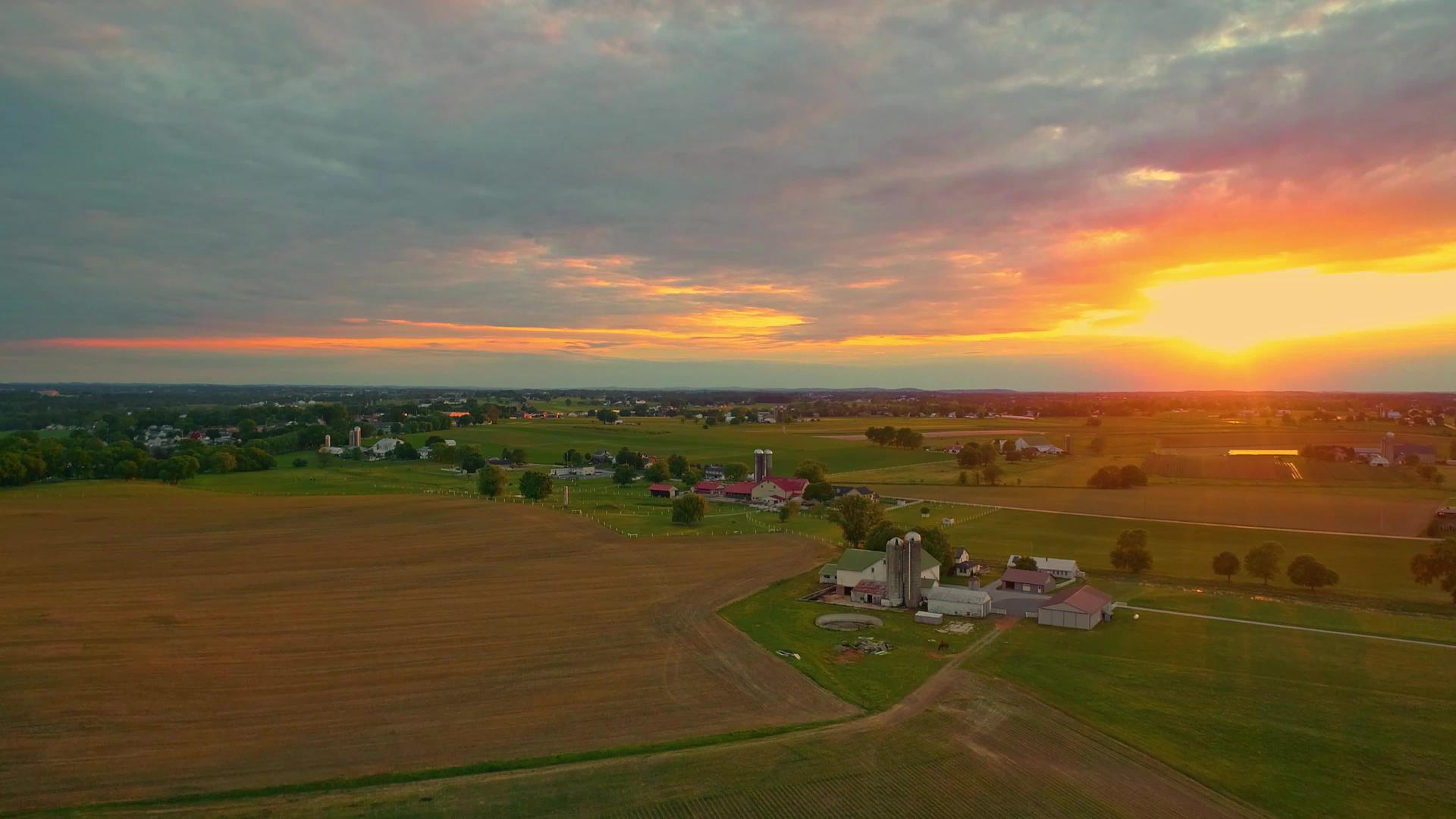 在宾夕法尼亚州Amish日落时空在农地上空视频的预览图
