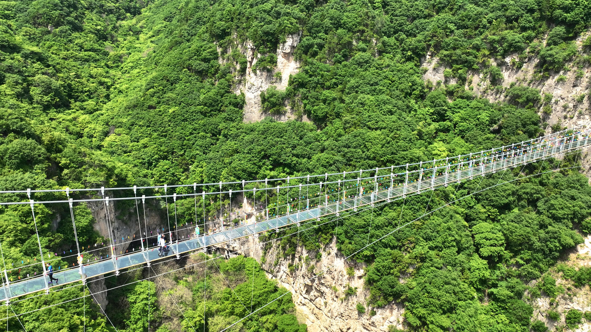 山西旅游5A级云丘山景区玻璃栈桥4k素材视频的预览图