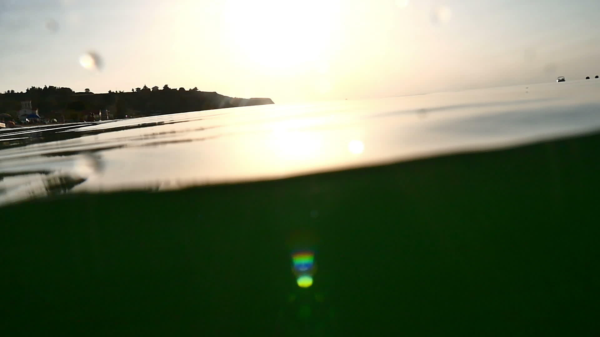 日落在水中缓慢移动视频的预览图