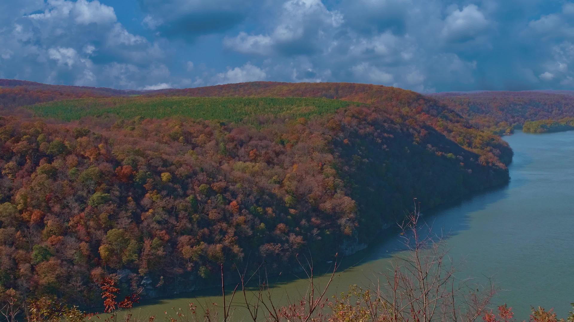 山边和河边的秋天风景视频的预览图