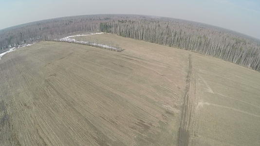 在俄罗斯的早春农田被空射视频的预览图
