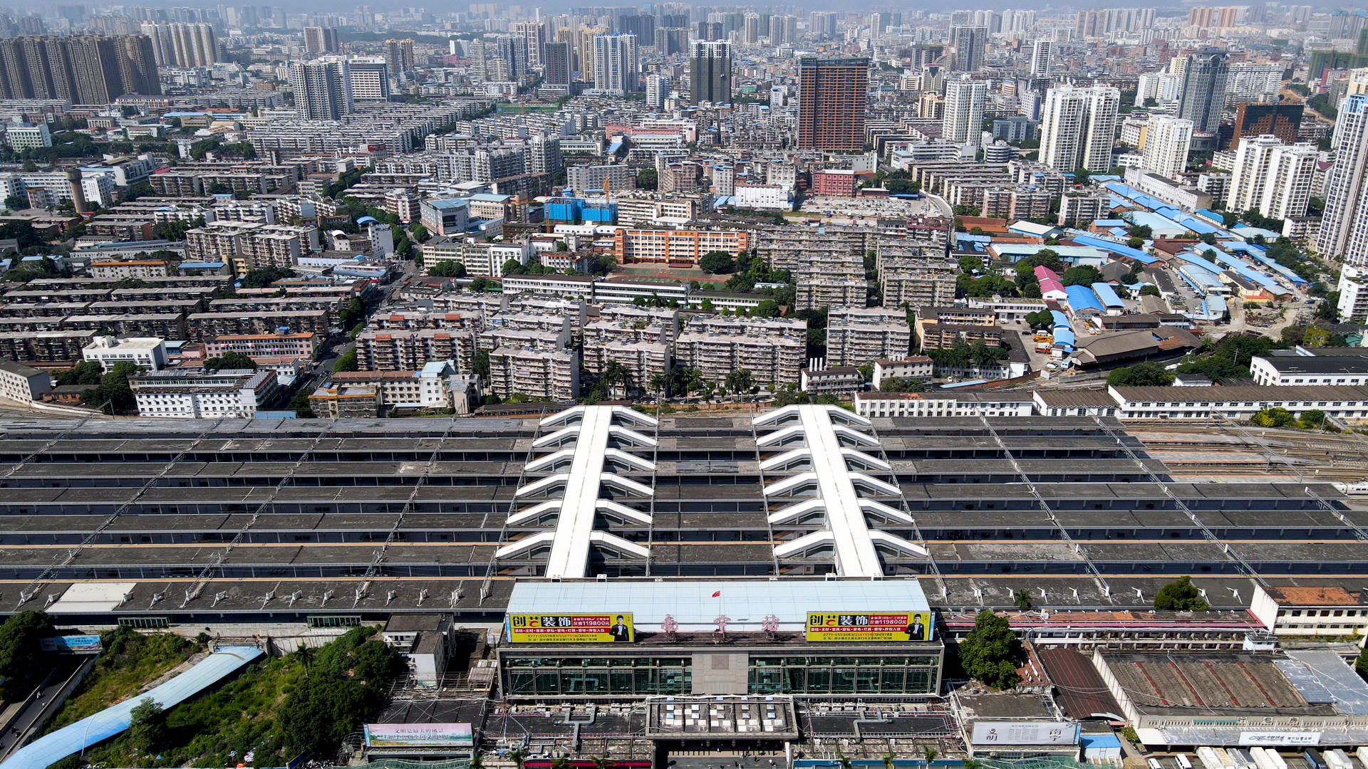 4K航拍广西南宁火车站视频的预览图