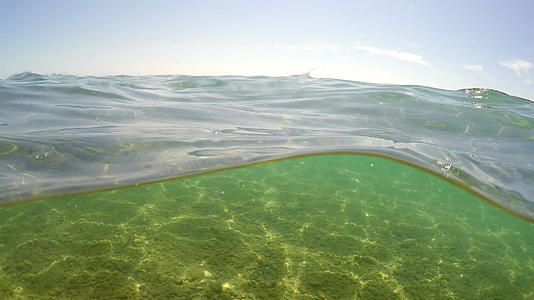 海底和蓝天的海水表面Gopro圆顶射中地球视频的预览图