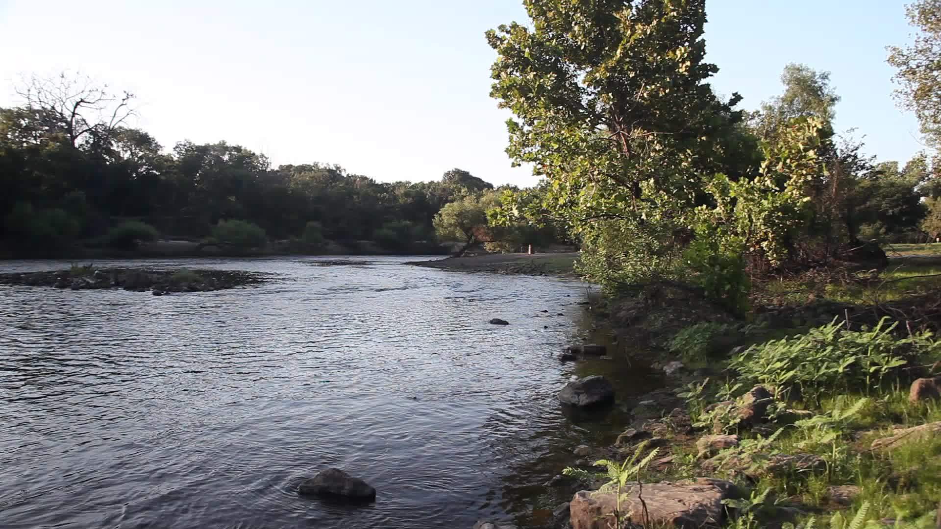 自然河流风景视频的预览图