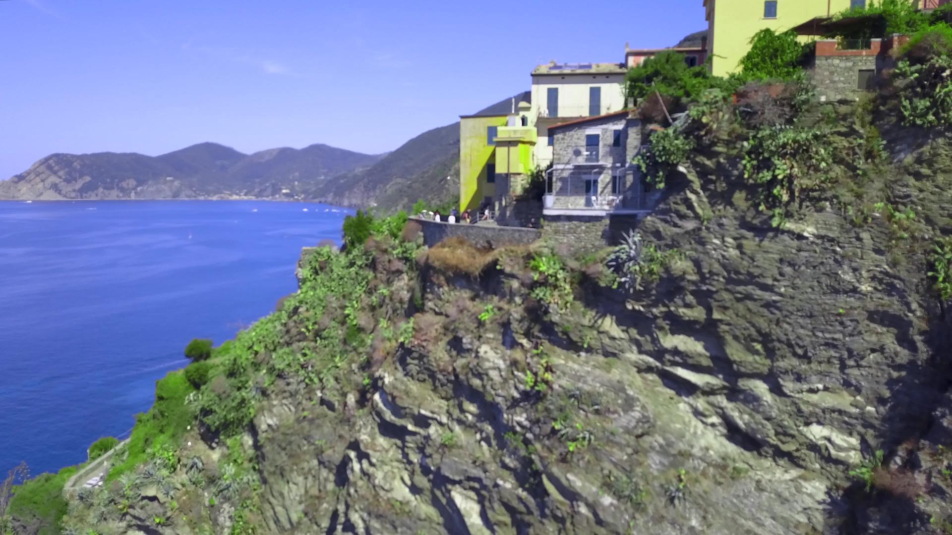 无人飞机飞越意大利古里亚视频的预览图