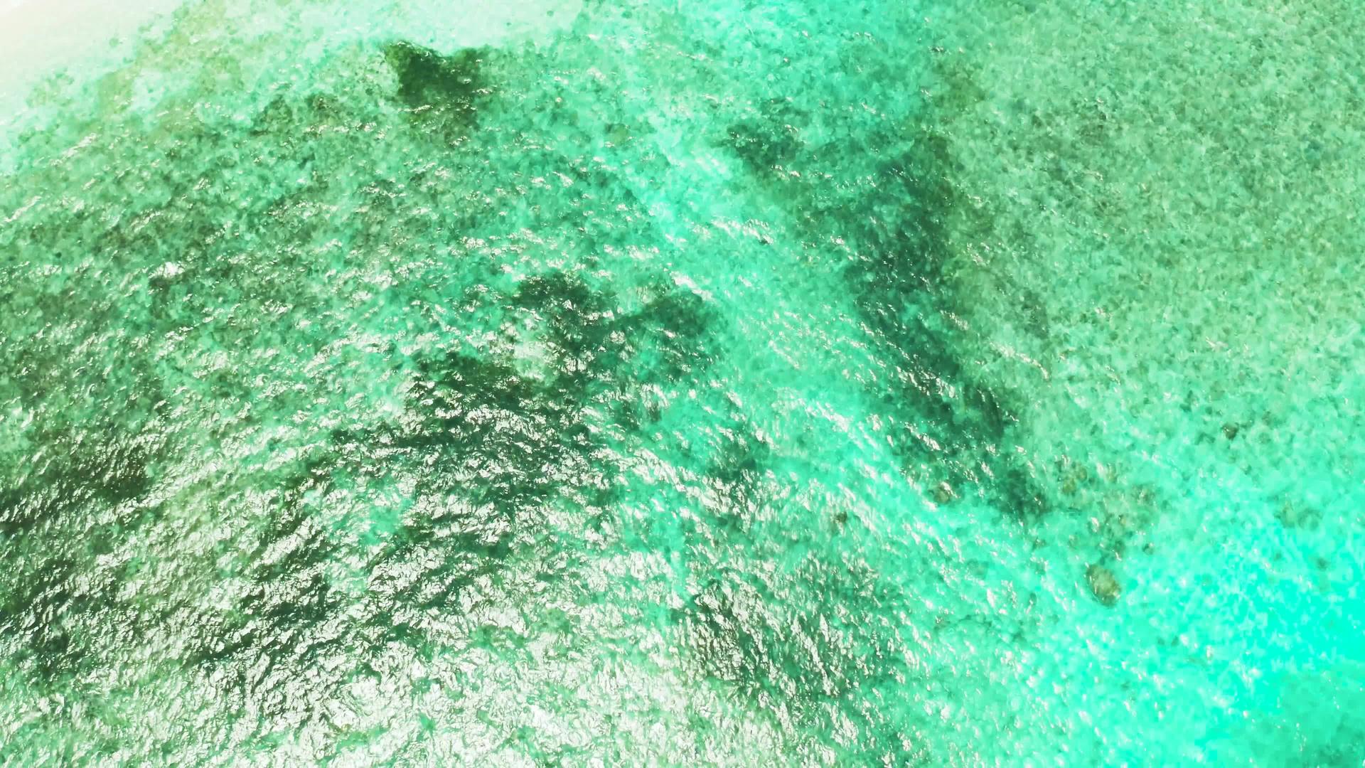 环礁湖透明的蓝色海水视频的预览图