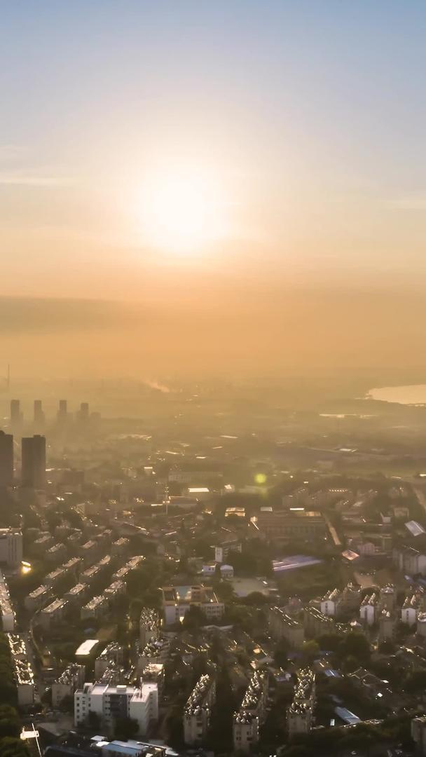 航拍黎明太阳升起城市苏醒城市天际线延时摄影视频的预览图