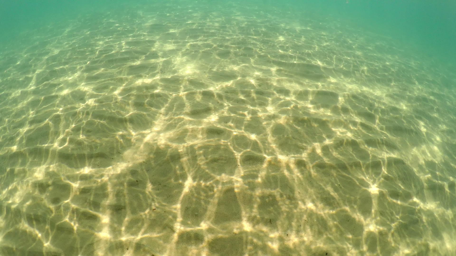 海底沙底的自然背景反射光线wter表面仪上的视频的预览图