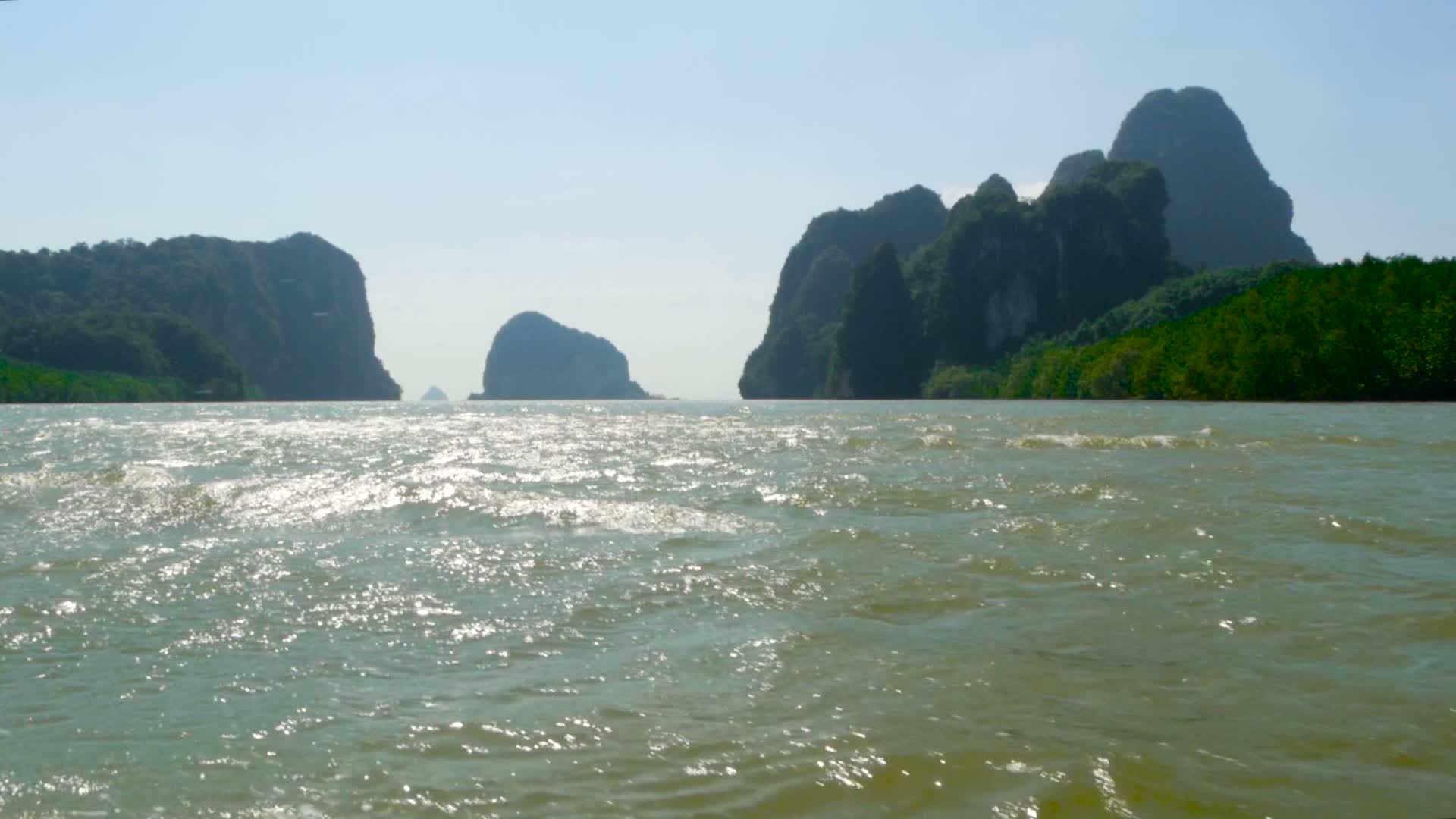 惊人美丽的岩石在海面上闪耀视频的预览图