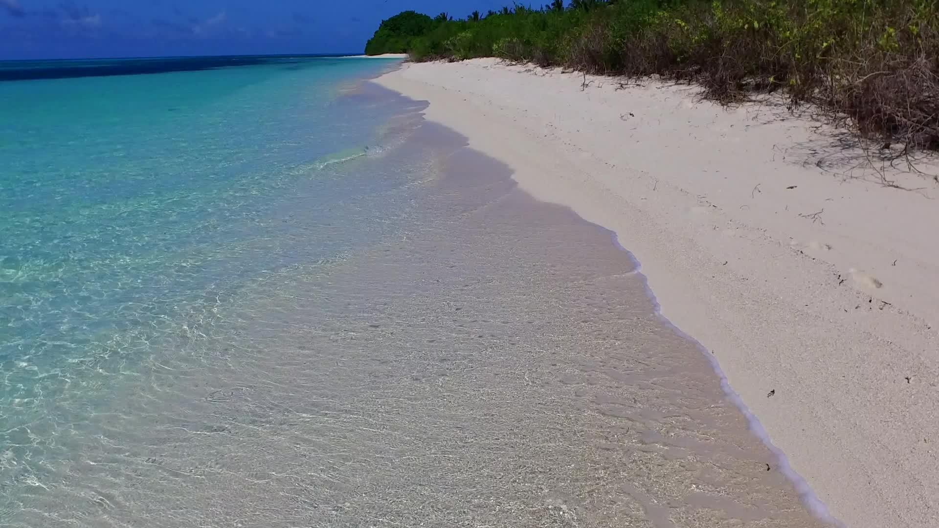 在阳光下白沙的背景透明的大海海洋和海滩空旷的全景视频的预览图