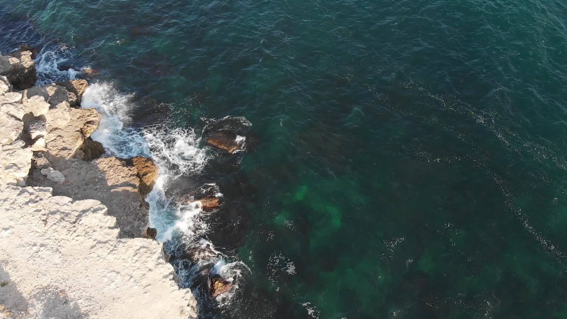 海浪在黑海的岩石海岸上挥舞着美丽的波浪犯罪视频的预览图
