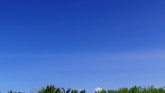 在蓝色和阳光下的白沙本为背景放松旅游海滩探索的阳光视频的预览图