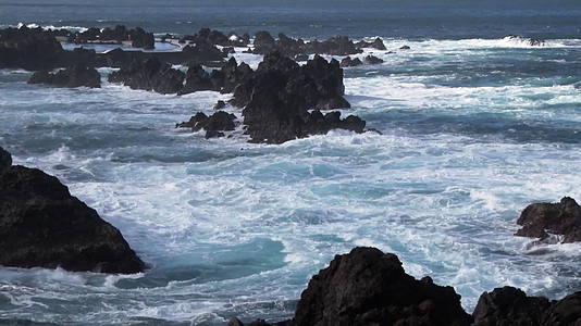 西班牙金河岛海上的火山岩海洋视频的预览图