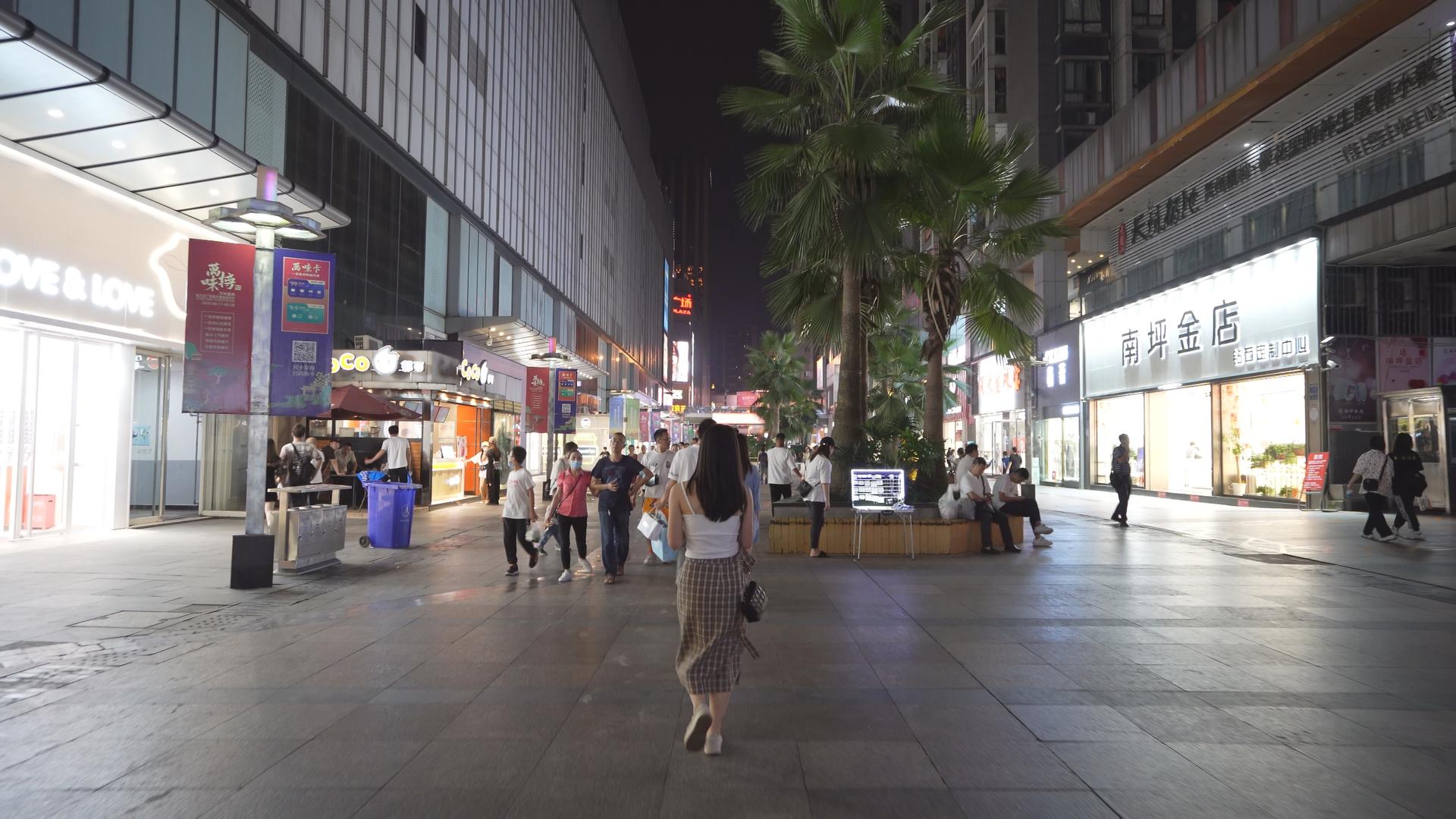 下班后夜生活逛街夜市夜生活的小姐姐视频的预览图