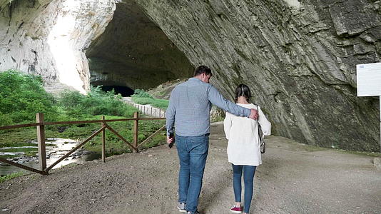 一对夫妇走进一个大洞穴视频的预览图