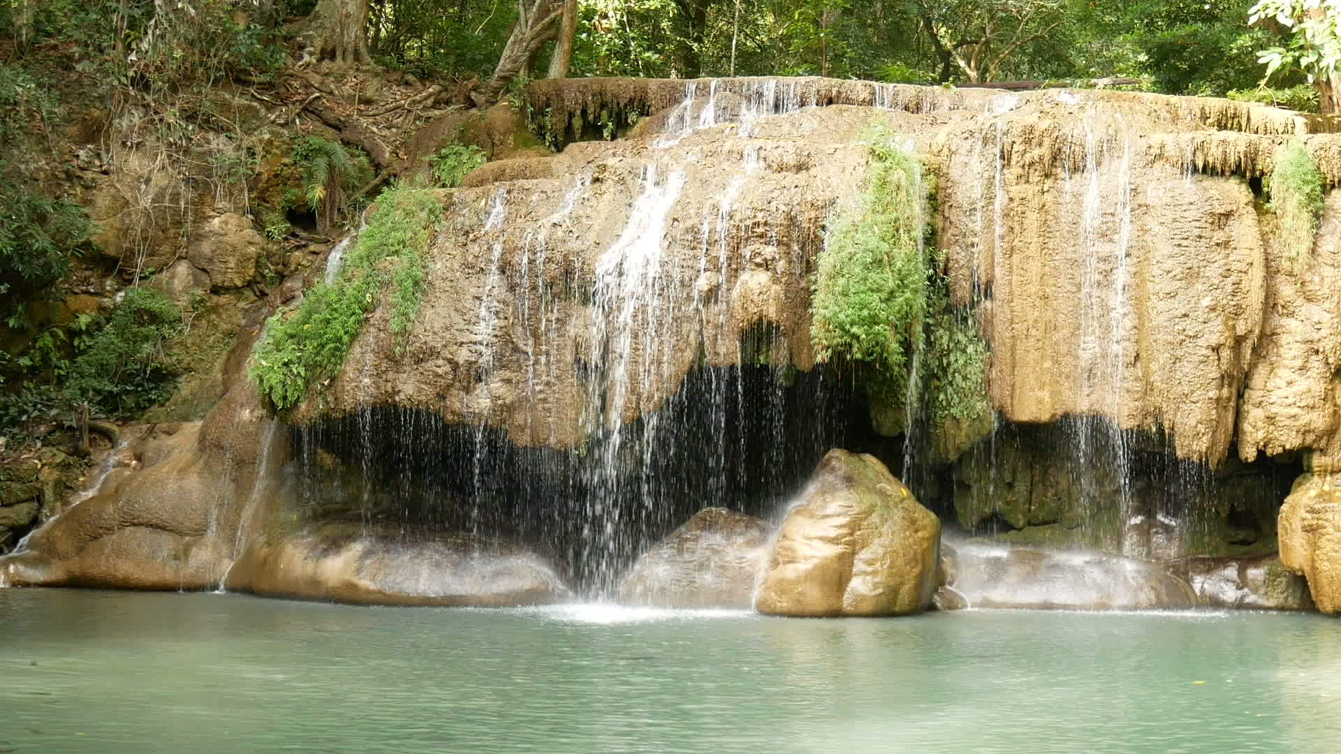 泰国北碧府是著名的旅游胜地四面佛瀑布是热带雨林视频的预览图