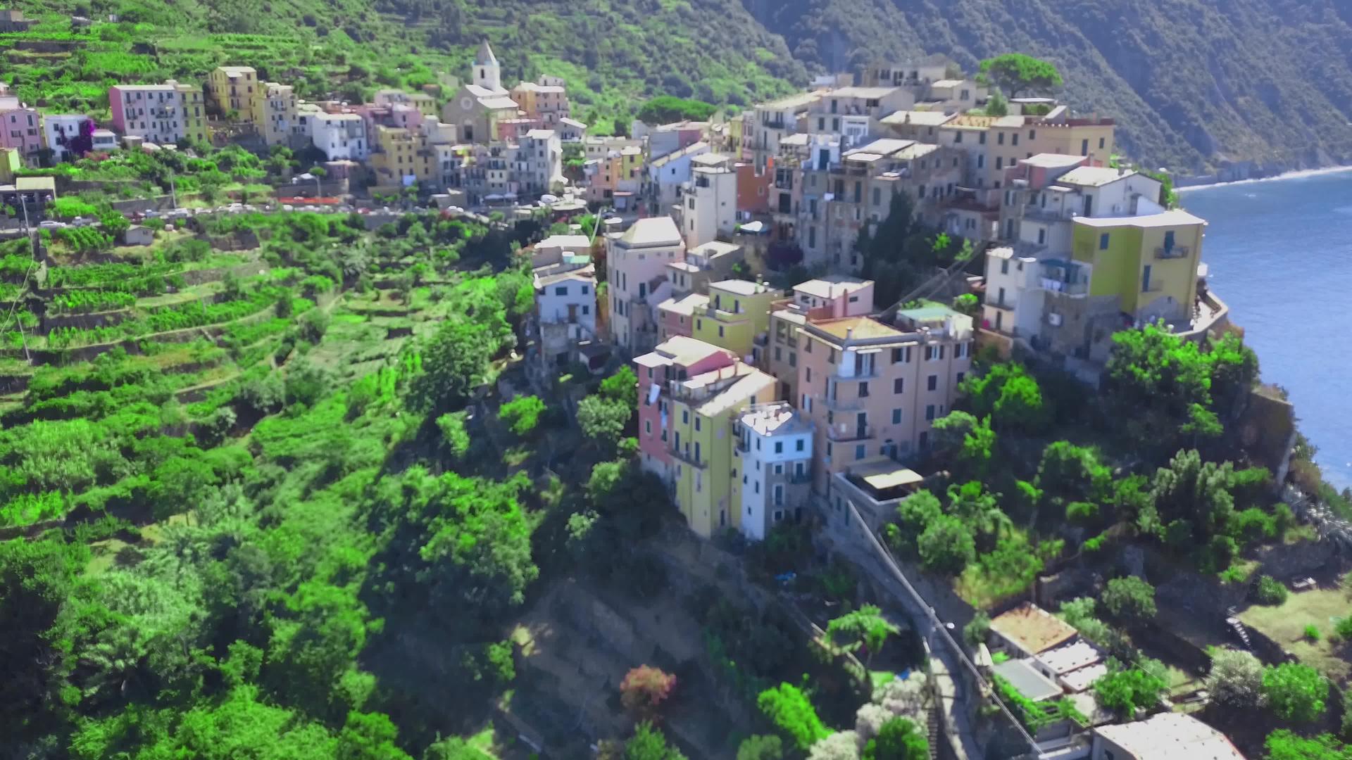 科尔尼利亚村的无人机飞行拍摄是意大利利古里亚渔村的海岸之一视频的预览图