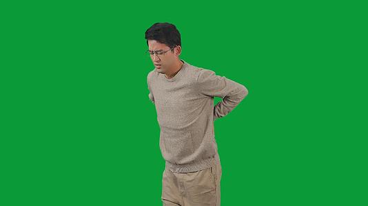 4K绿幕男性腰椎疼痛视频的预览图