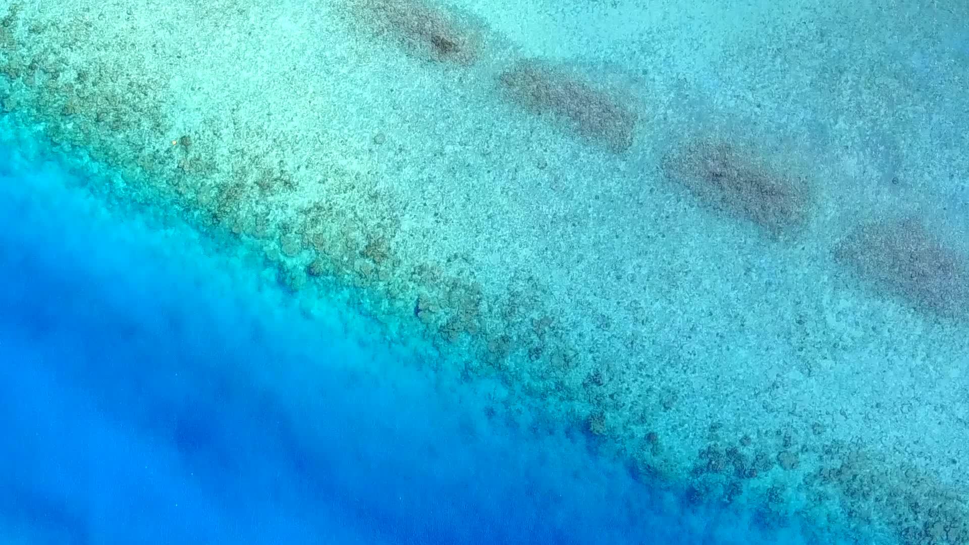蓝色的海洋和美丽的岛屿海洋和阳光下的白色海滩度假的温暖视频的预览图