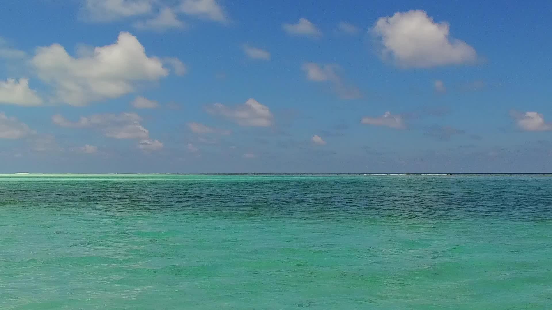 天堂岛海滩海滩通过透明的泻湖和波浪附近的白色海滩背景关闭视频的预览图