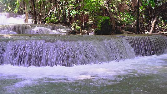 塔伊兰的khanaburi瀑布视频的预览图